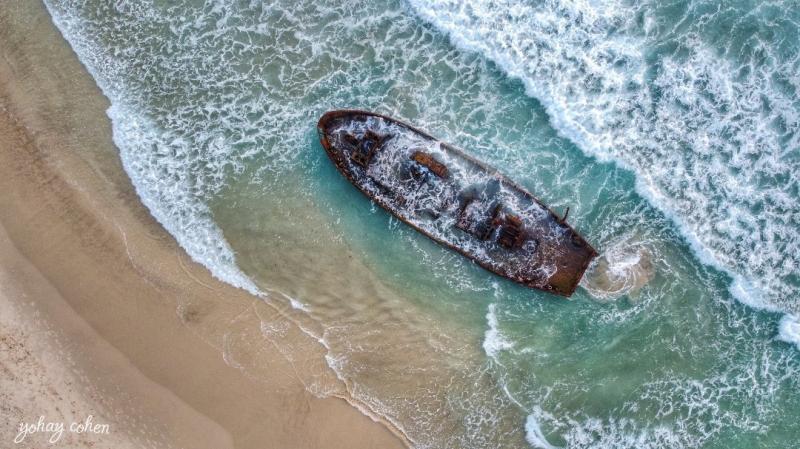 סירה טרופה בחוף הבונים ממעוף הרחפן