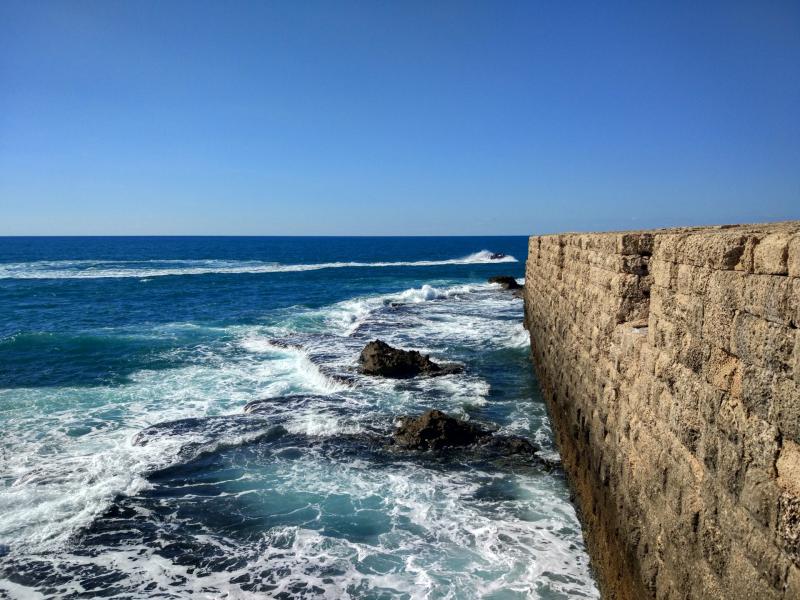 החומות של עכו עם הנוף אל הים