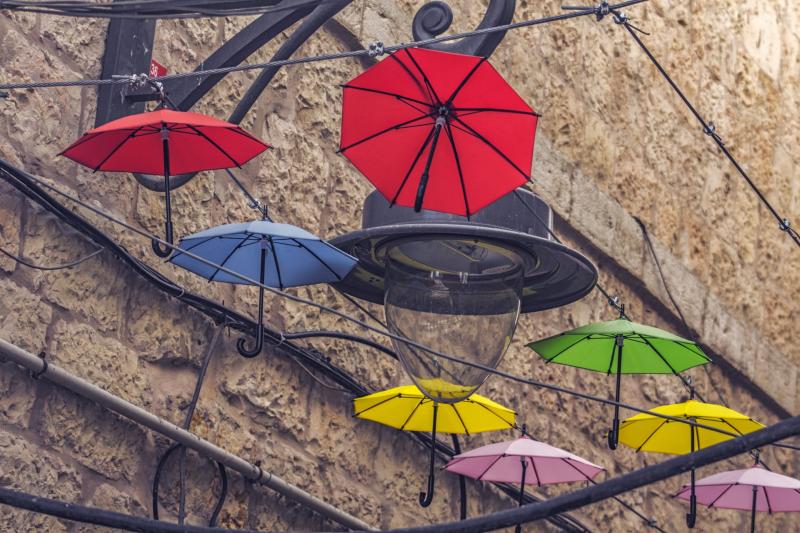 מטריות בצבעים