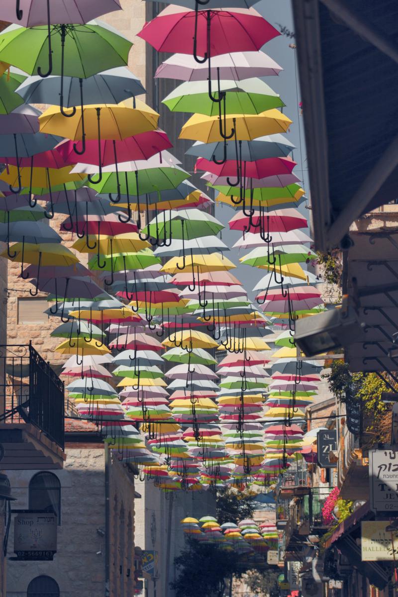 מטריות תלויות ברחוב