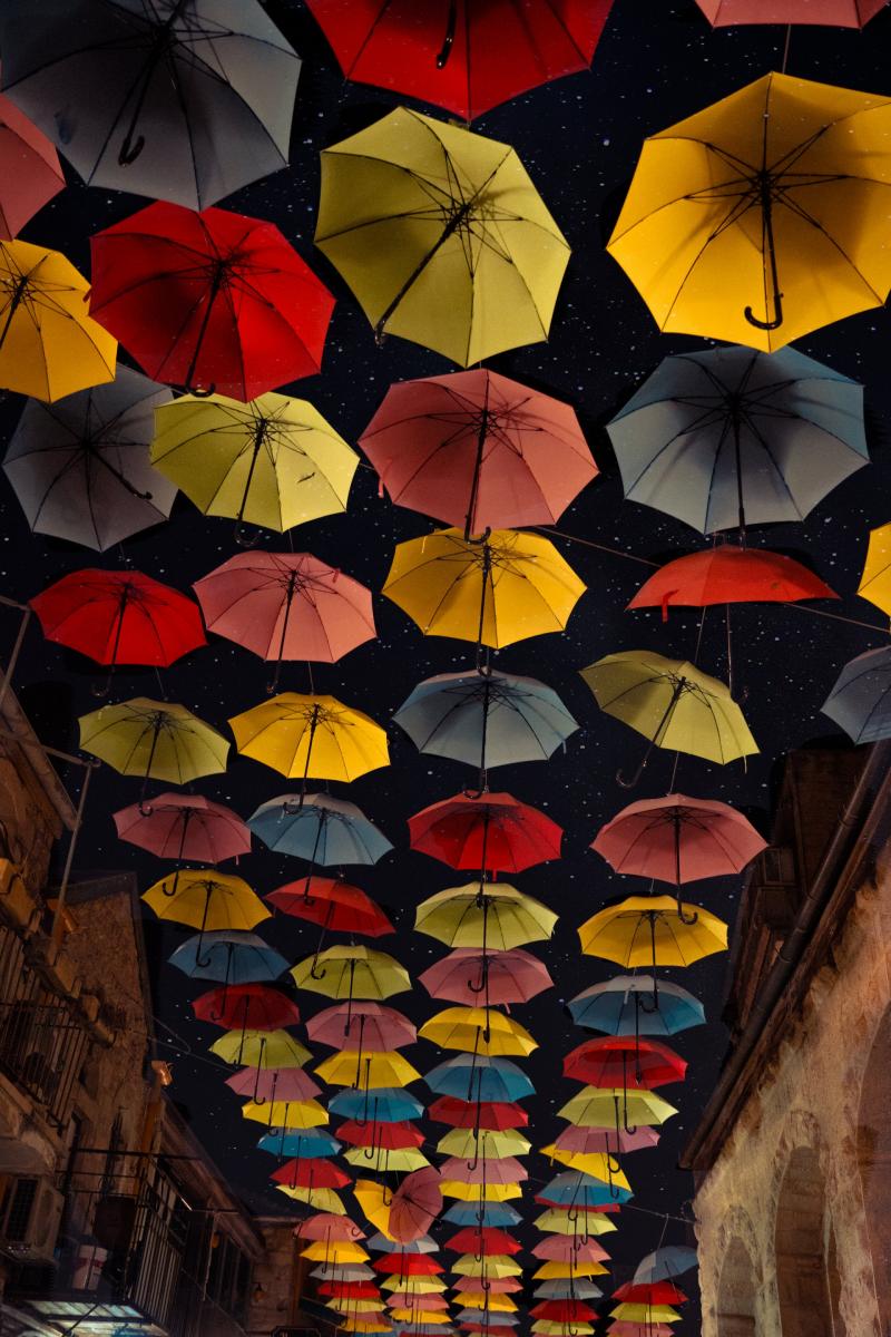 מטריות בלילה מקשטות בצבעים רבים ברחוב 