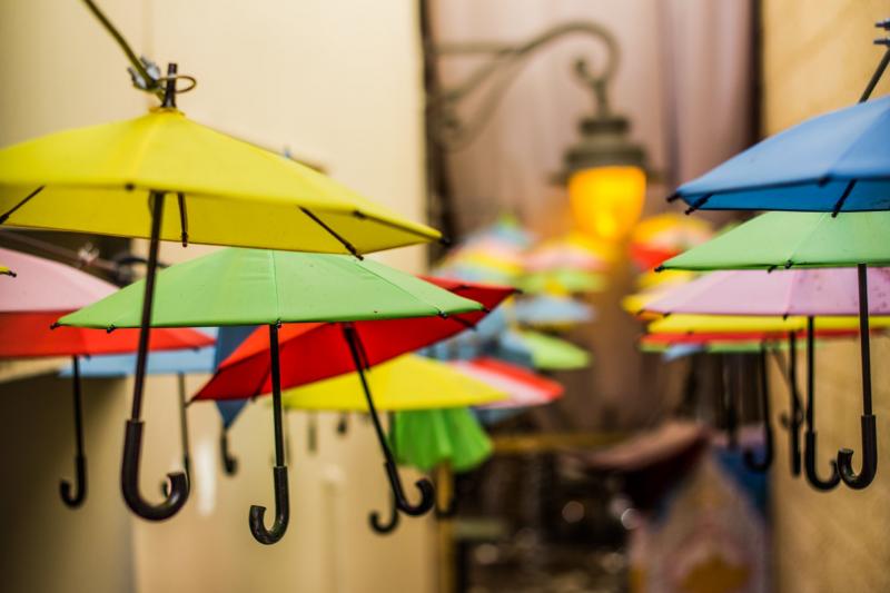 סמטה עם מטריות קטנות וצבעוניות
