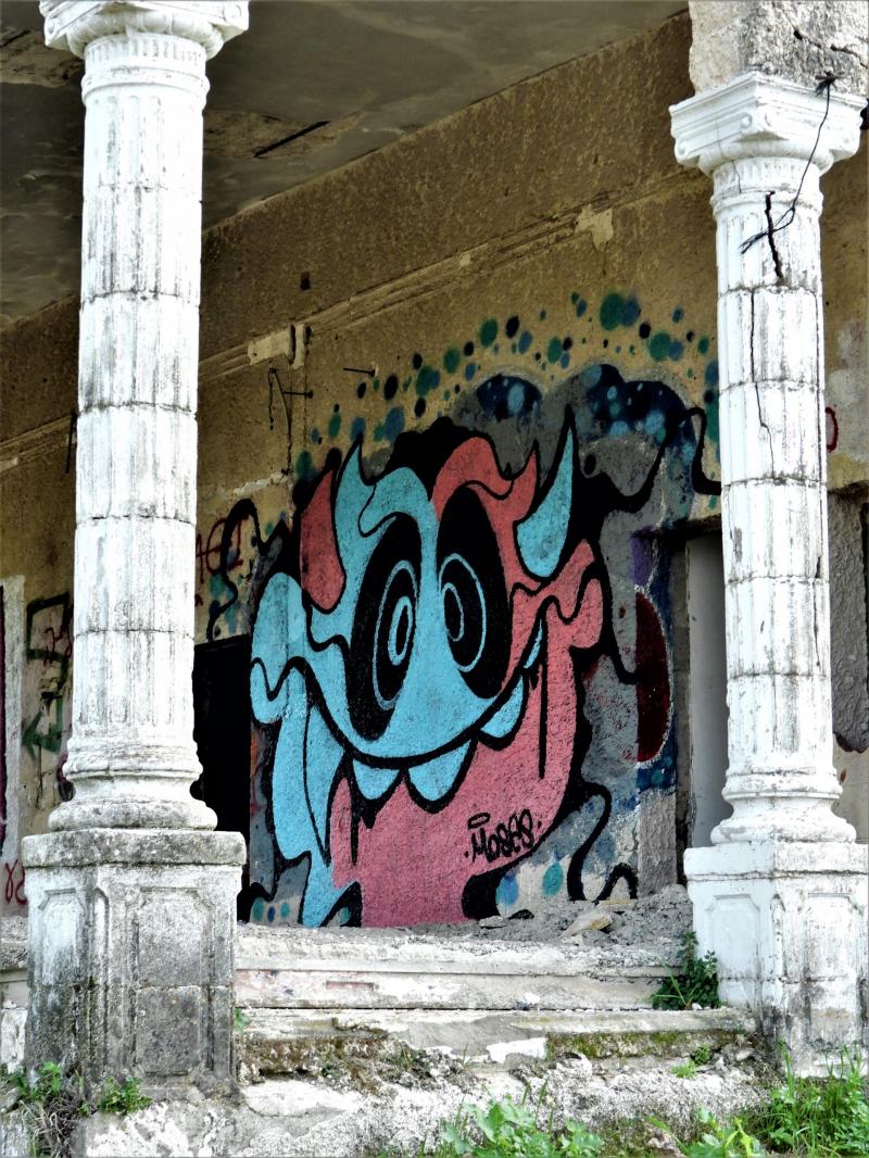 ציורי קיר במבנה נטוש ליד רחובות