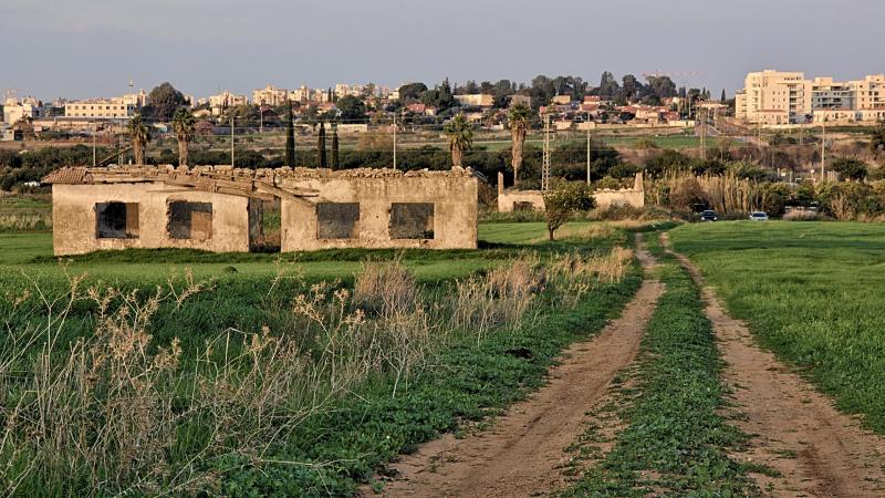 השביל מהכביש הראשי למבנים הנטושים