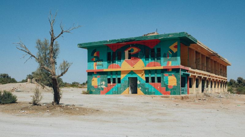 מבנה צבעוני בגלריה ליד חוף קליה