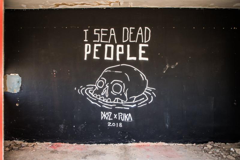 I Sea Dead People מצויר על קיר במבנה נטוש