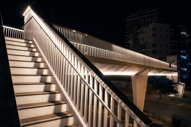 מדרגות מוארות בקניון עזריאלי ראשונים