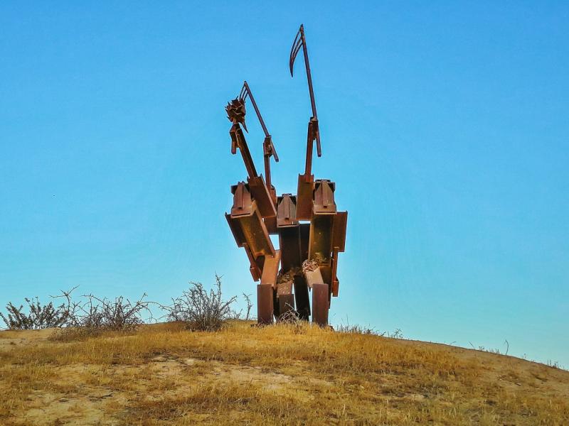 פסל ברזל של נושא הלפיד בפארק סיירת שקד