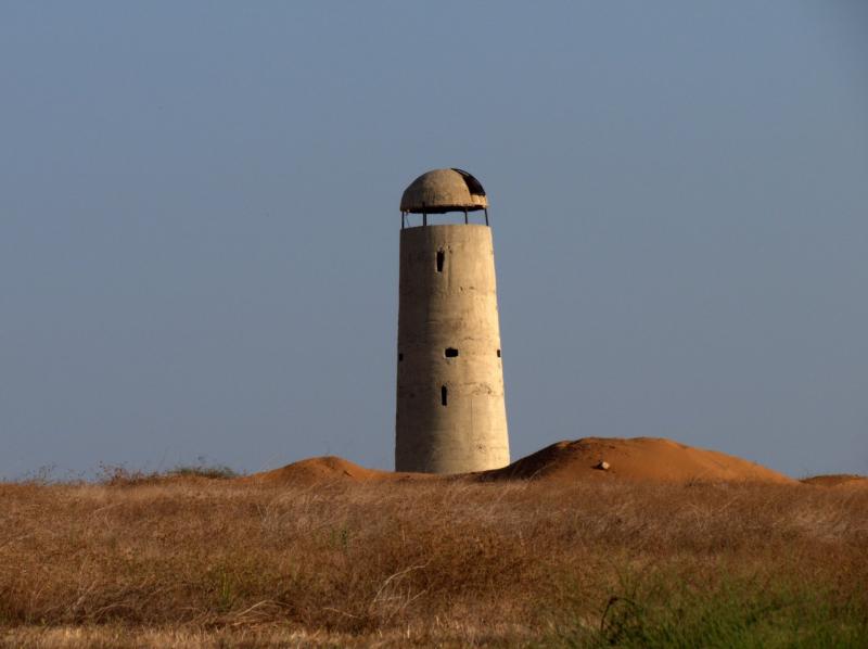 מגדל השמירה על רקע תלוליות עפר