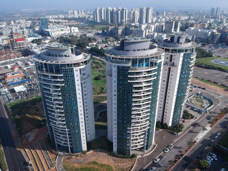 שלישיית בניינים תאומים במראה ייחודי 