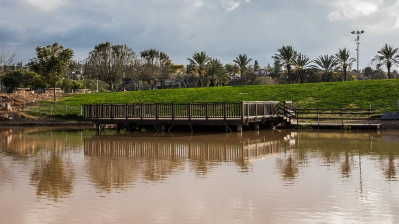 דק מעץ באגם הצלילים בראש העין