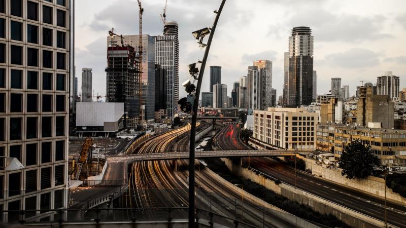 תצפית על כבישי תל אביב מגג עזריאלי