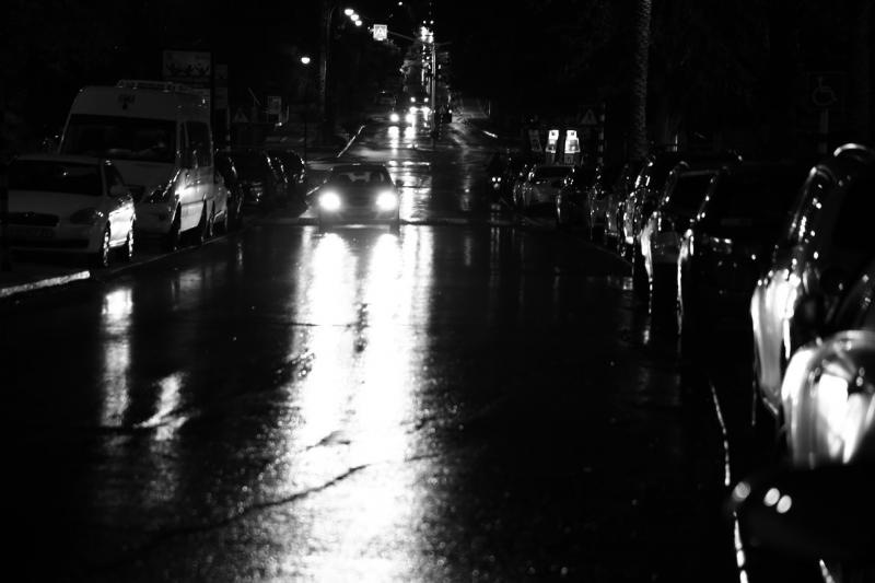 צילומי רחוב בגשם בשחור לבן