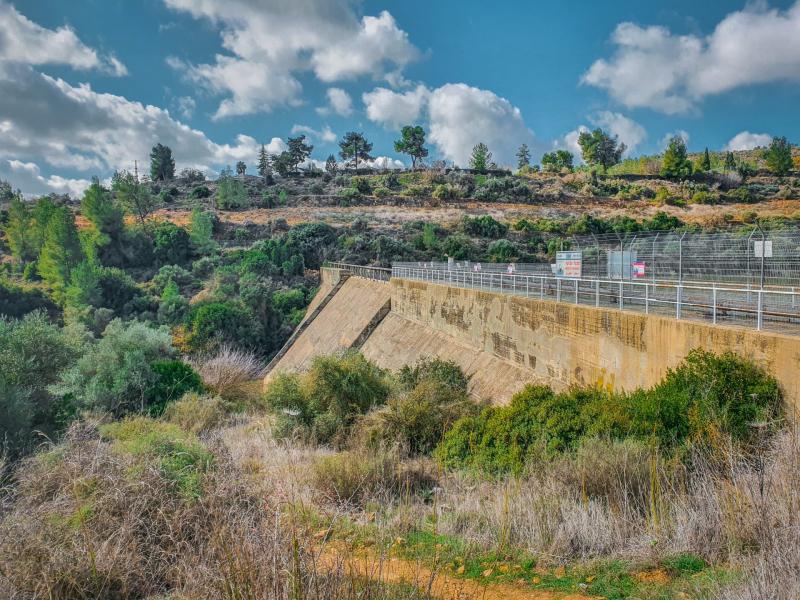 זוית מהצד של הסכר