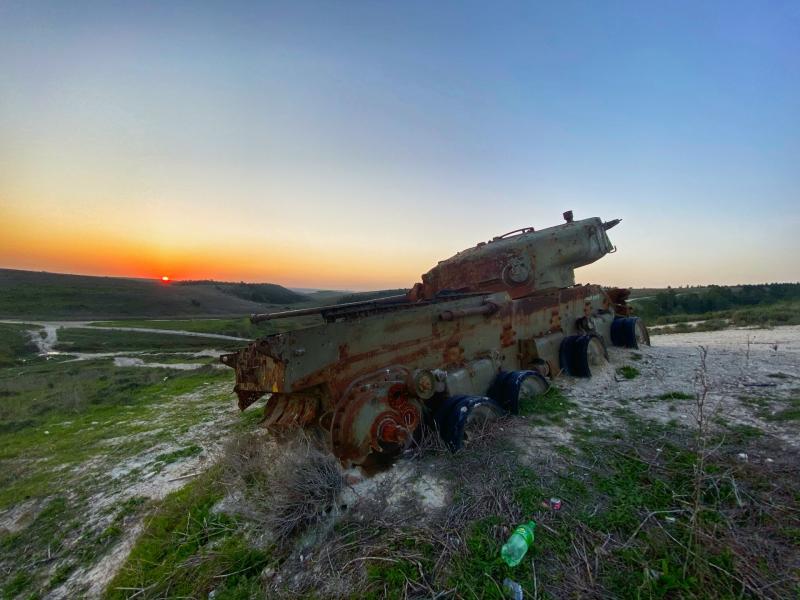 טנק נטוש על קצה הגבעה