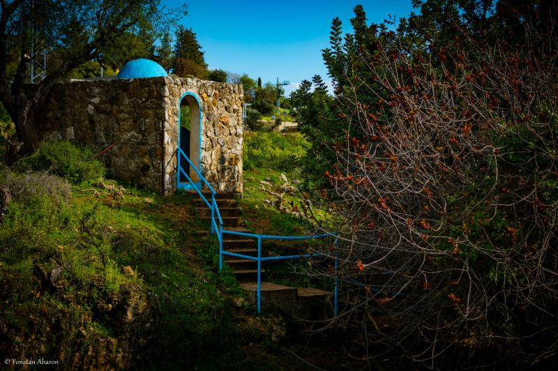 קבר בתחילת המסלול של נחל פרוד