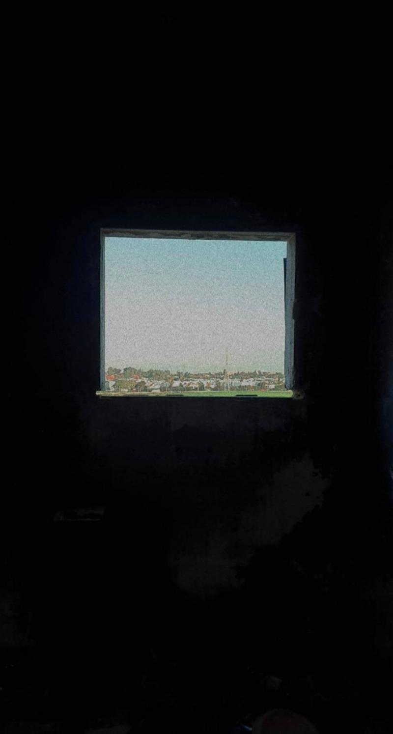 חלון במבנה נטוש בלב שדה