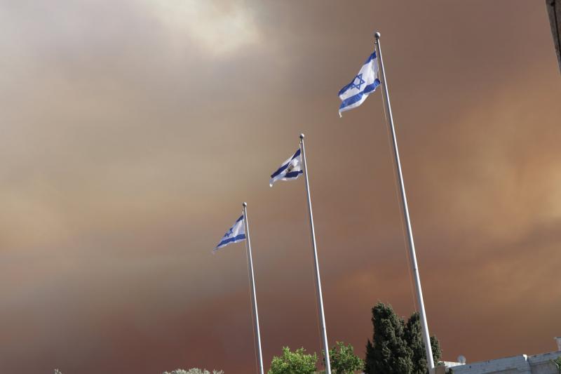 השמים עם הדגלים